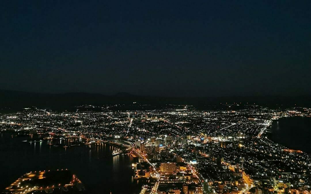 Vue de nuit du Mont Hakodate depuis l'observatoire